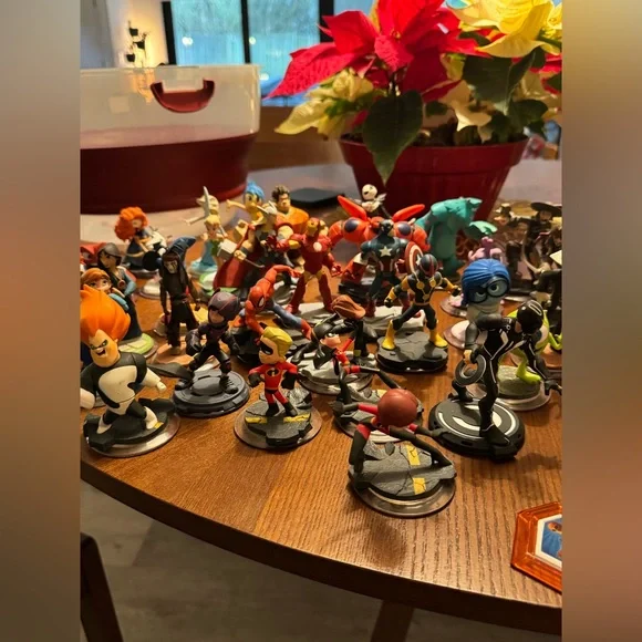 Disney infinity lot of 78 pieces